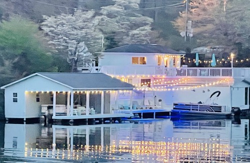 Garner Cove Cottage | * Lakefront Cottage* Pontoon Boat Inc. *HotTub * Kayaks Rafts* Newly renovated