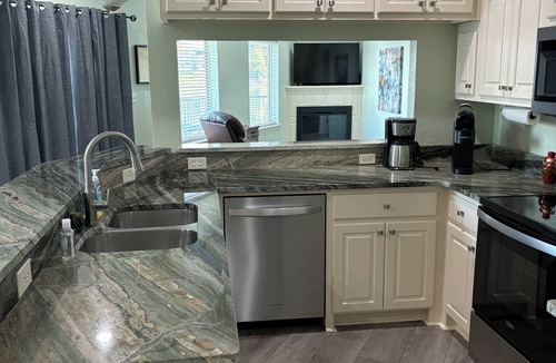 Lake Hamilton Condo | Lakefront home away from home!