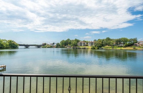 Lake Hamilton Condo | Lakefront home away from home!