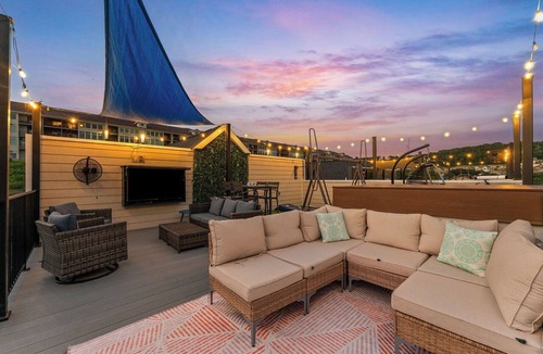 Table Rock House | Lakefront Rooftop Hangout Hot Tub Fire Pit Arcades