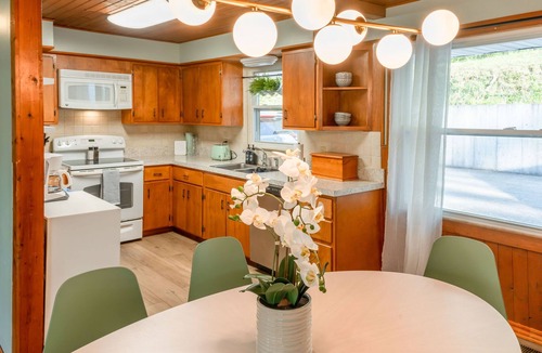 Crittenden House | Lakehouse: Kayaks, Dock, RELAX, Firepit, ARK!