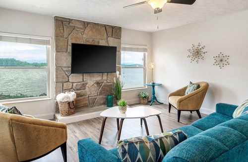 Dandridge Cottage | Lakeside Cottage - Lake View / Mountain View / WiFi / Fireplace / Hot Tub