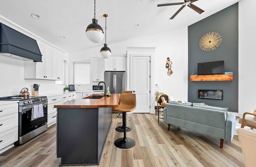 Williamstown House | Lakeside, Hot Tub, 6.5 miles to Ark, 4BR for 14