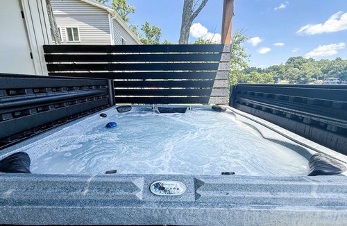 Williamstown House | Lakeside, Hot Tub, 6.5 miles to Ark, 4BR for 14