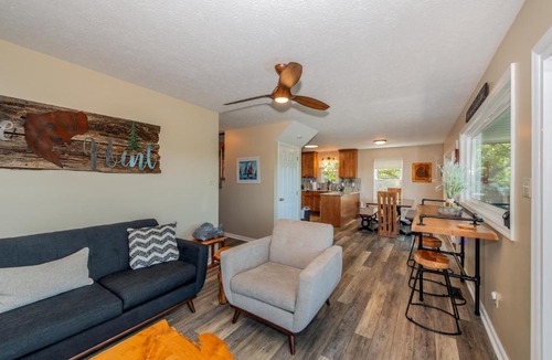 Sevierville House | Lakeside Point on Douglas Lk Dock Hot Tub Retreat