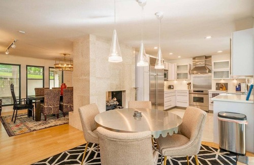Mid America House | Lakeside | Private Pool | Sleeps 18 | Dog-Friendly