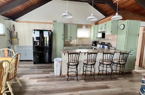 Williamstown Cottage | Lakeside Serenity Retreat