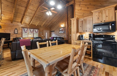 Stanton Cabin | Lakewood – Hot Tub & Nature Retreat