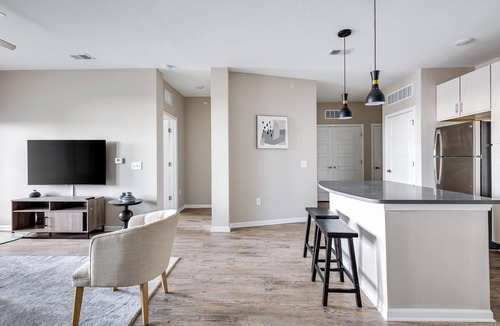 Kenton Apartment | Landing | Modern 2BD, Pool, Gym