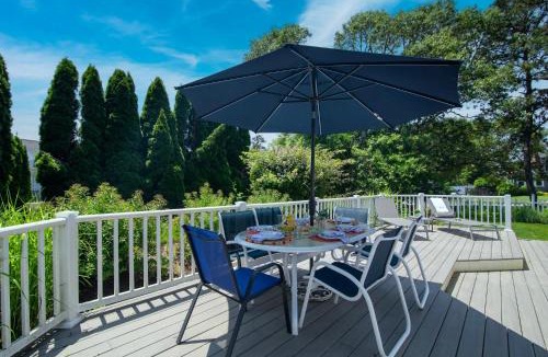 Northwest Harwich House | Large Deck Fire Pit Dog Friendly Near Beach - Sleeps 10