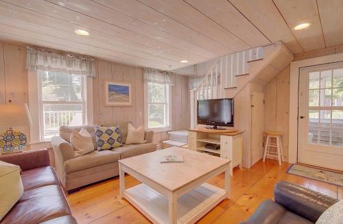 Northwest Harwich House | Large Deck Fire Pit Dog Friendly Near Beach - Sleeps 10