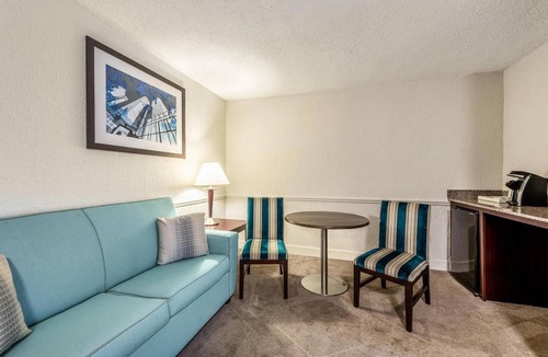 Blue Ash Hotel | Large Room with Hot American Breakfast Perfect for Family Trips Near Summit Park
