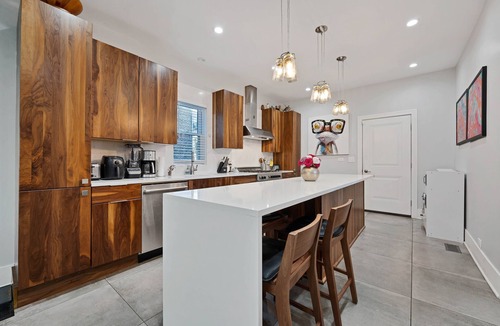 West Town House | Large Wicker Park 6bd 4ba w/Parking-Steps to CTA
