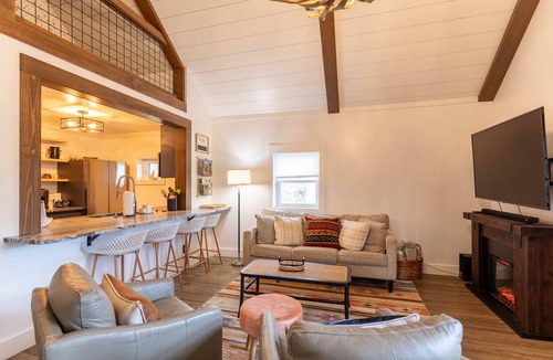 Newland House | Lark Hollow - Pet Friendly Cottage with Hot Tub near Banner Elk