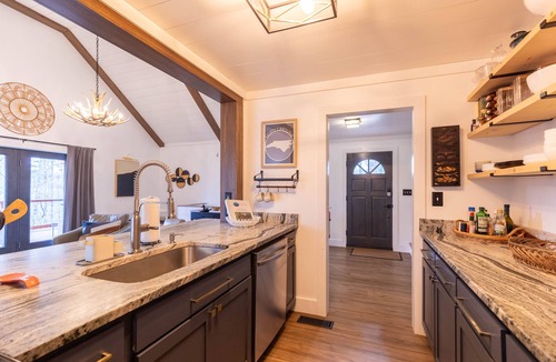 Newland House | Lark Hollow - Pet Friendly Cottage with Hot Tub near Banner Elk