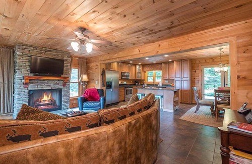 Fairview Cabin | Larson Lookout | Log Cabin with Mountain Views & Hot Tub!