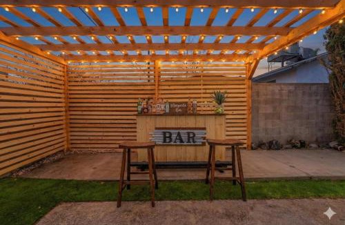 Charleston Preservation House | Las Vegas Eichler, Pool, Cabana Bar, Fast WiFi