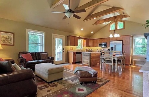 Boone Cottage | LAST MIN OPENINGS/BEAUTIFUL UPDATED CABIN/MTN VIEWS/HOT TUB/10 MIN BR AND BN