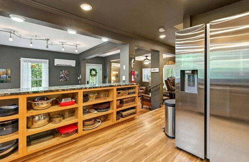 Black Mountain House | Laughing Waters Lodge | 6 Bedrooms | Pet Friendly