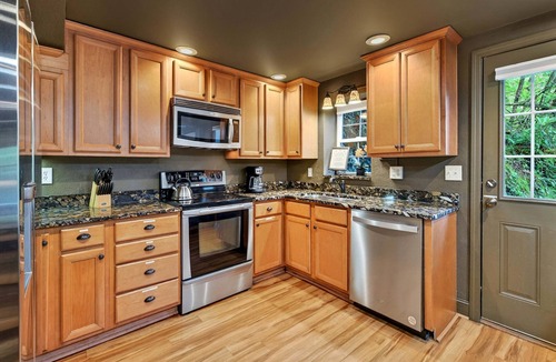 Black Mountain House | Laughing Waters Lodge | 6 Bedrooms | Pet Friendly