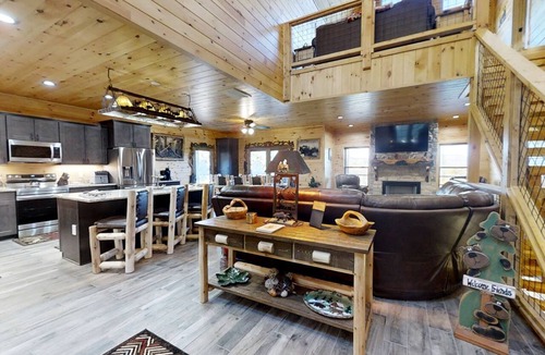 Walland Cabin | Lazy Bear Lodge (5-Bedroom Cabin) with Pool and Mountain in Walland, Tennessee