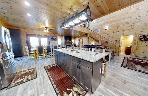 Walland Cabin | Lazy Bear Lodge (5-Bedroom Cabin) with Pool and Mountain in Walland, Tennessee