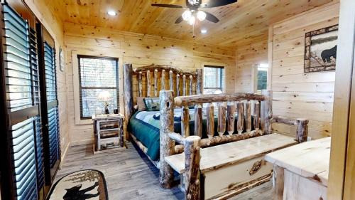 Walland House | Lazy Bear Lodge (5-Bedroom Cabin) with Pool and Mountain in Walland, Tennessee