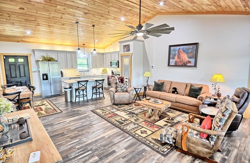 Jefferson Cabin | Lazy Bear Lodge-Open for Bookings! Hot Tub, Fire Pit, WIFI, Pets Considered