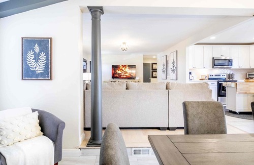 Williamstown House | Le Chandelier: Nestled Amidst Breathtaking Scenery , 5 Miles from the Ark