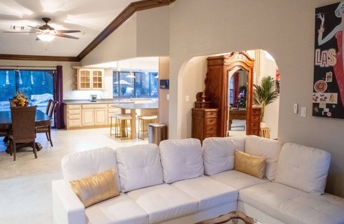 Paradise House | Leopard Lux Gold Rush: Heated*Pool, 4000SqFt, Jacuzzi*, Billiards, Darts, Projector, 4K TV's, Darts