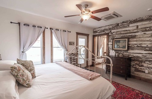 Bolivar Bed & Breakfast | Light Horse Inn