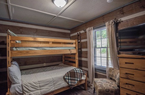 Lansing Cabin | Little Red on the New River + Covered Porch + Fire Pit + Riverfront