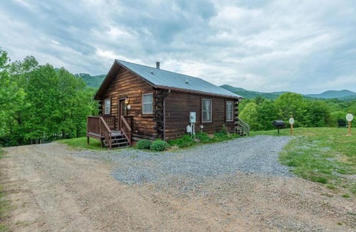 Candler Cabin | Log Cabin Stunning Mountain Views on 12 Acres