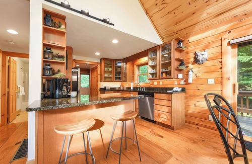 Thayerville Cabin | Logged & Loaded Cabin! 9Min to WISP! Hot tub, fire pit! Pets! EV charger!