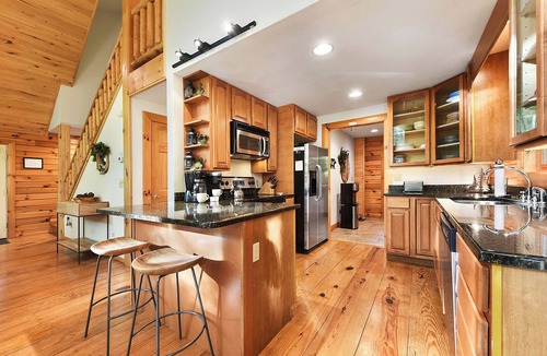 Thayerville Cabin | Logged & Loaded Cabin! 9Min to WISP! Hot tub, fire pit! Pets! EV charger!