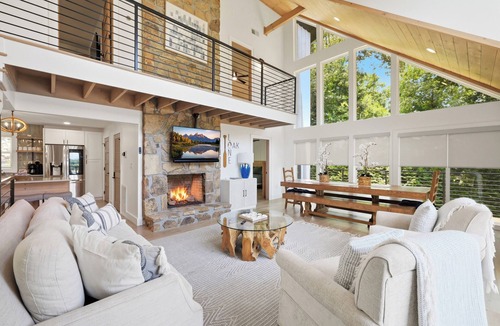 Dandridge House | Lone Oak Lakehouse- Luxury, Lakefront, Firepit, Hot Tub, Kayaks