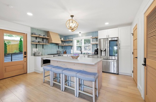 Dandridge House | Lone Oak Lakehouse- Luxury, Lakefront, Firepit, Hot Tub, Kayaks