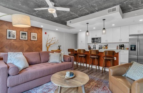 Old City Apartment | Lone Tree Escape | King Bed | Stylish DT Stay