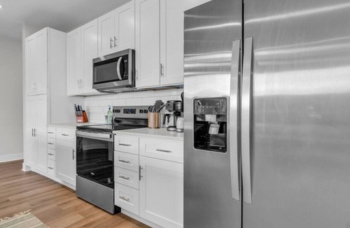 Old City Condo | Lone Tree Lux | Queen Bed | Free Parking + Balcony