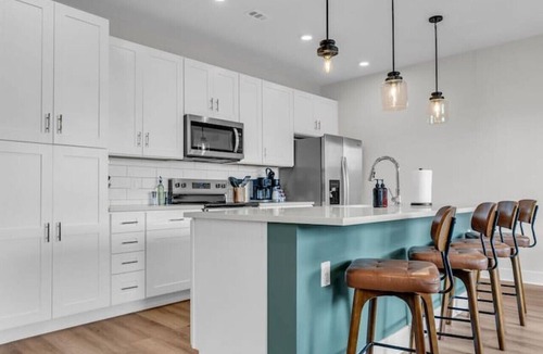 Old City Condo | Lone Tree Lux | Queen Bed | Free Parking + Balcony