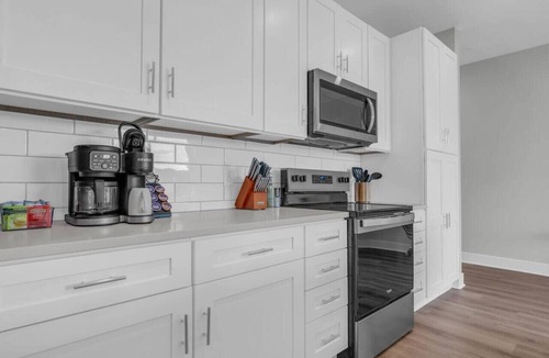 Old City Condo | Lone Tree Pass | King Bed | Free Parking + Balcony