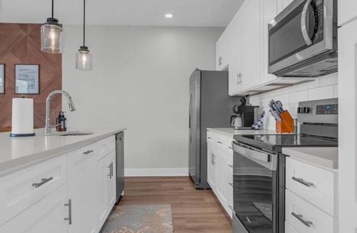 Old City Condo | Lone Tree Pass | King Bed | Free Parking + Balcony