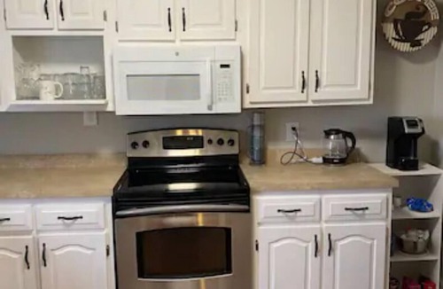 Richmond House | Lovely Home: Sleeps 9, Fire-pit, Walk to Downtown, EKU, & Parks; 2miles to I-75