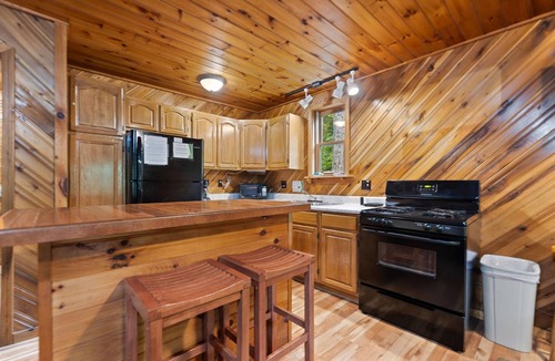 Rogers Cabin | Lovely, Quaint, Hot Tub Cabin, fiber optic Wi-Fi, on pond with fabulous view!