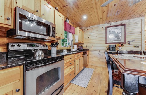 Thayerville Cabin | Lured Away 3-bedroom cabin in delightful Oakland with AC, WiFi