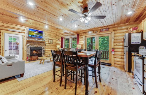 Thayerville Cabin | Lured Away 3-bedroom cabin in delightful Oakland with AC, WiFi