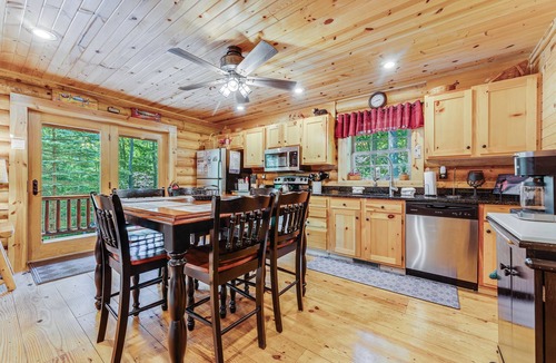 Thayerville Cabin | Lured Away 3-bedroom cabin in delightful Oakland with AC, WiFi