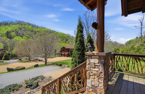 Elk Park Cabin | Lux 1BR 1300 SqFt Cabin on Elk River