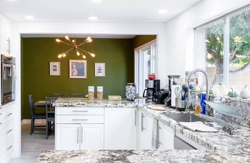Green Valley North House | LUX 6BR/3BA Villa, 10m 2 Strip, Pool+Spa+7 carpark