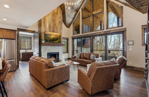 Banner Elk Cabin | LUXE Cabin, 8 min to Skiing, w Hot Tub, Fire Pit!